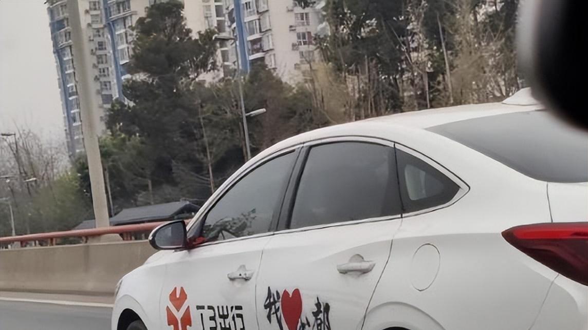 网约车平台的未来故事，已经不只是谁接单多，而是谁先接上自动驾驶