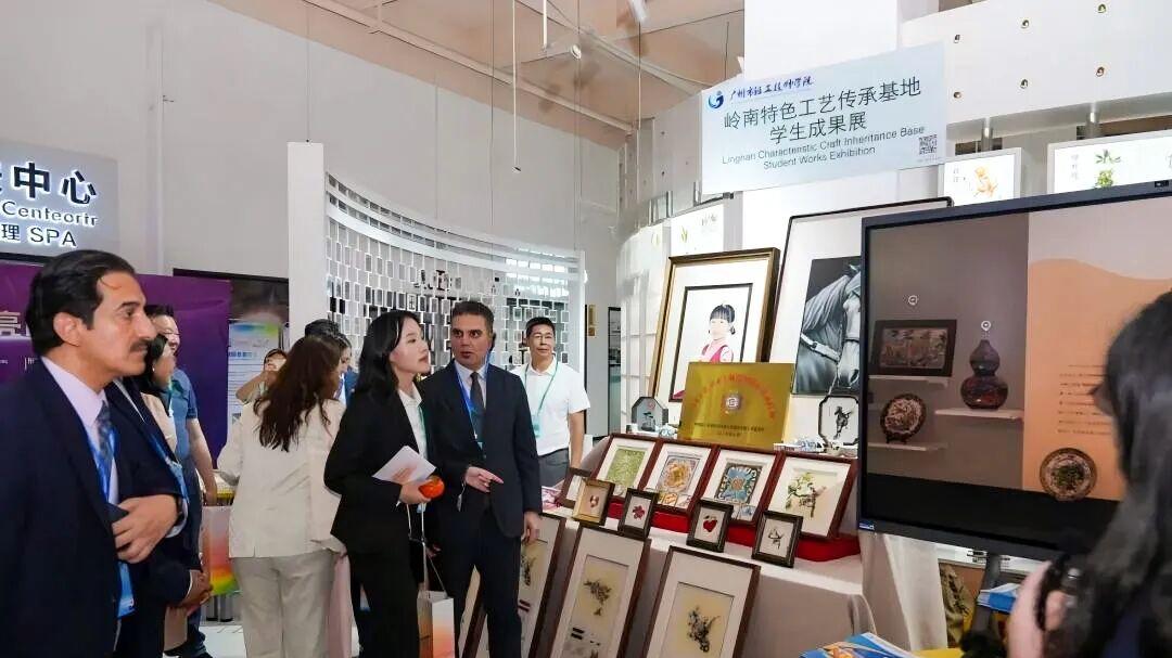 广州市轻工技师学院非遗特色工艺亮相亚信职工技能盛会