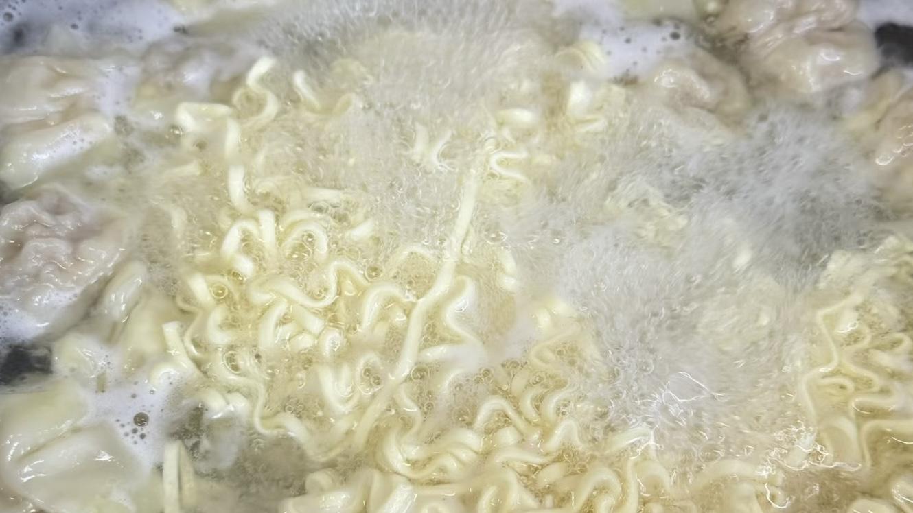 一口入魂！酸汤麻酱馄炖面