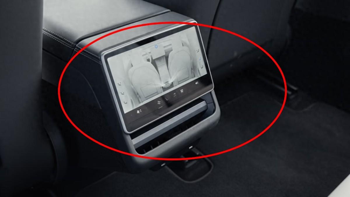 特斯拉向用户推送Robotaxi专属功能：后排显示屏全交互式导航地图