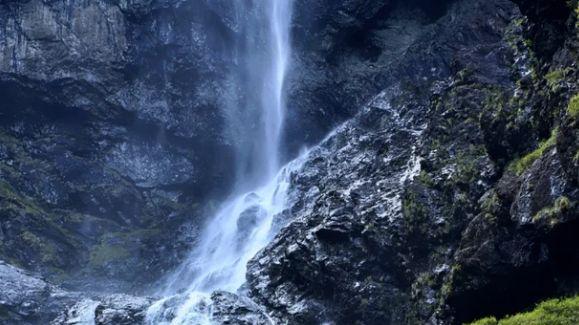踏雾穿行冷杉林海，断崖飞瀑读懂瓦屋山静谧