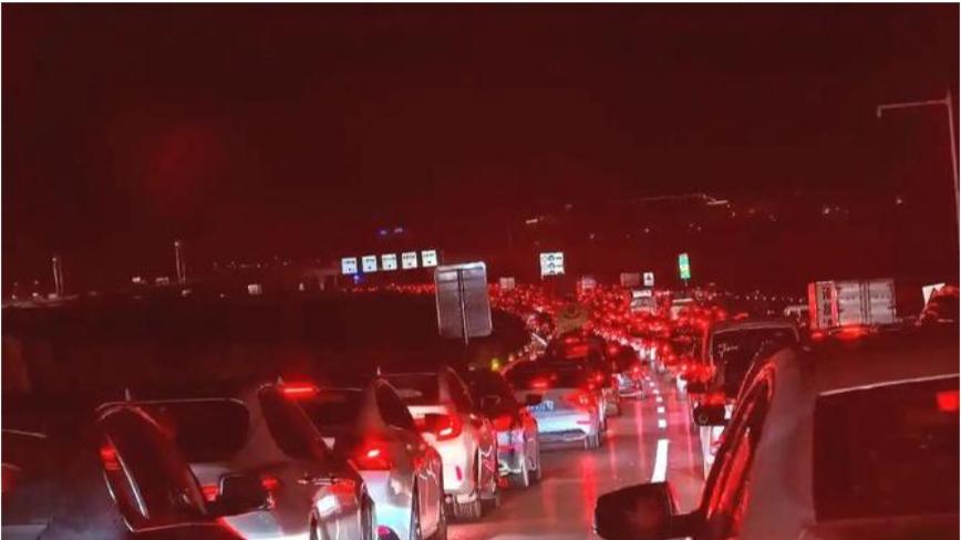 半夜出发的“大聪明”们，堵在了全国最大的收费站