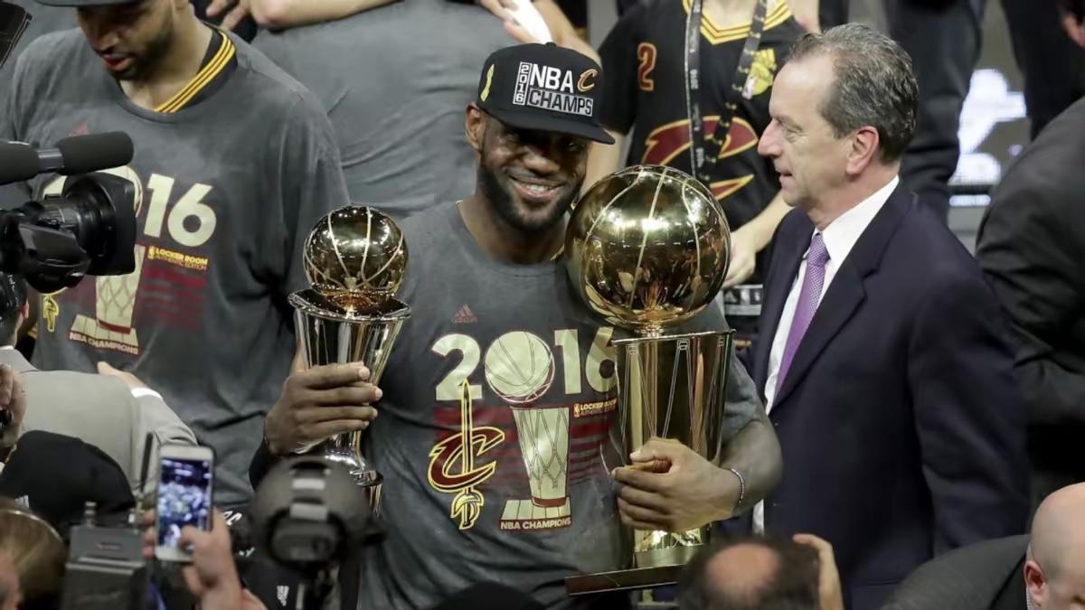 詹姆斯被母亲安排合影，给好姐妹挨个签名！