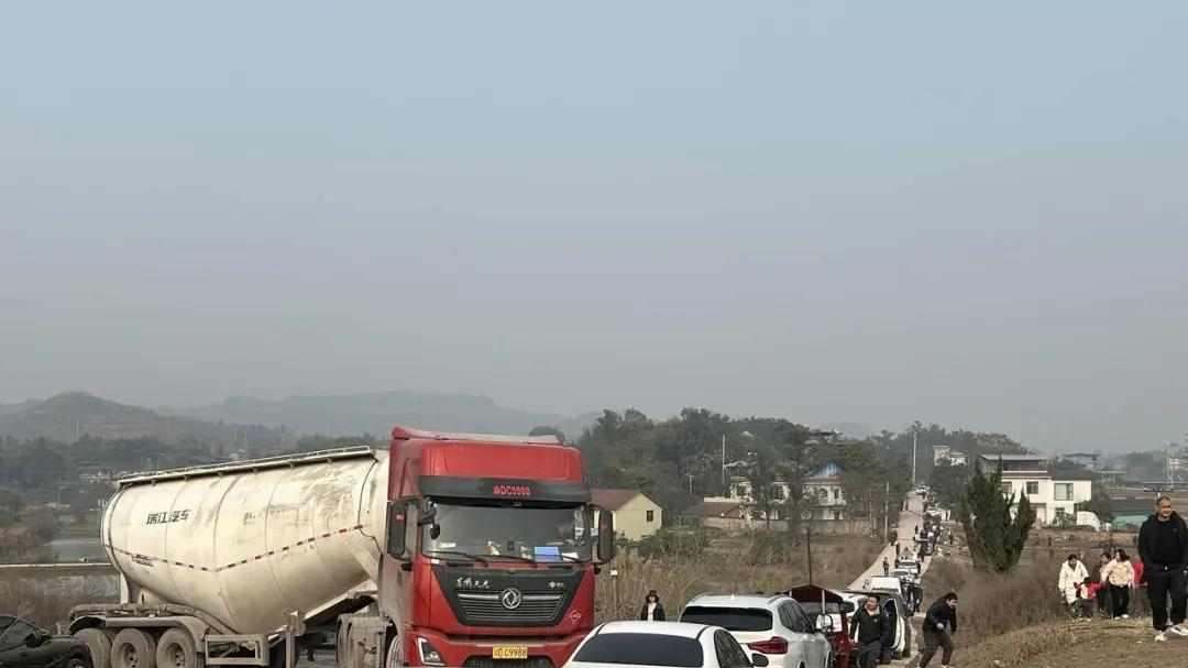 合川女孩发视频求助，万人自发来帮忙，乡土情谊意外成流量密码