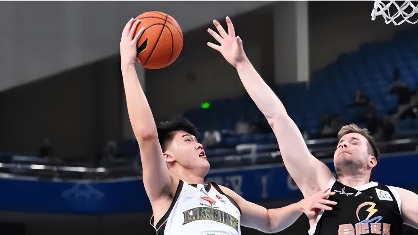 辽宁男篮，昨晚比赛用了一名新人，表现不错，但很快又被换了下去