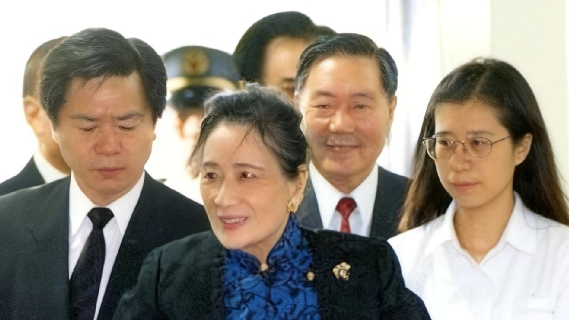 1994年，97岁宋美龄探望病重外甥女孔令伟，留下罕见合影。同年11月，孔令伟在台北病逝，此为二人最