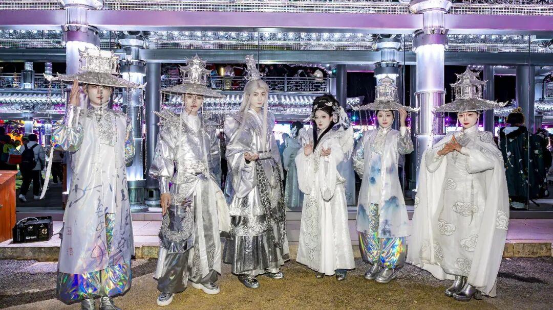 “中式浪漫”，全网刷屏