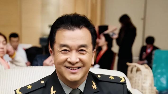 春晚传奇陨落后现状曝光：黄宏老去，却活得超通透？