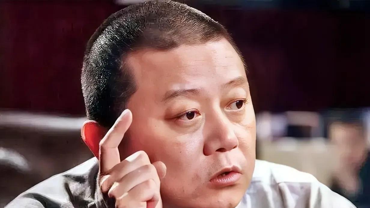 王朔曾犀利剖析：钱是拯救生命的良方，也是让人不顾亲情的毒物；钱是感情的明镜，是人品的检验标准