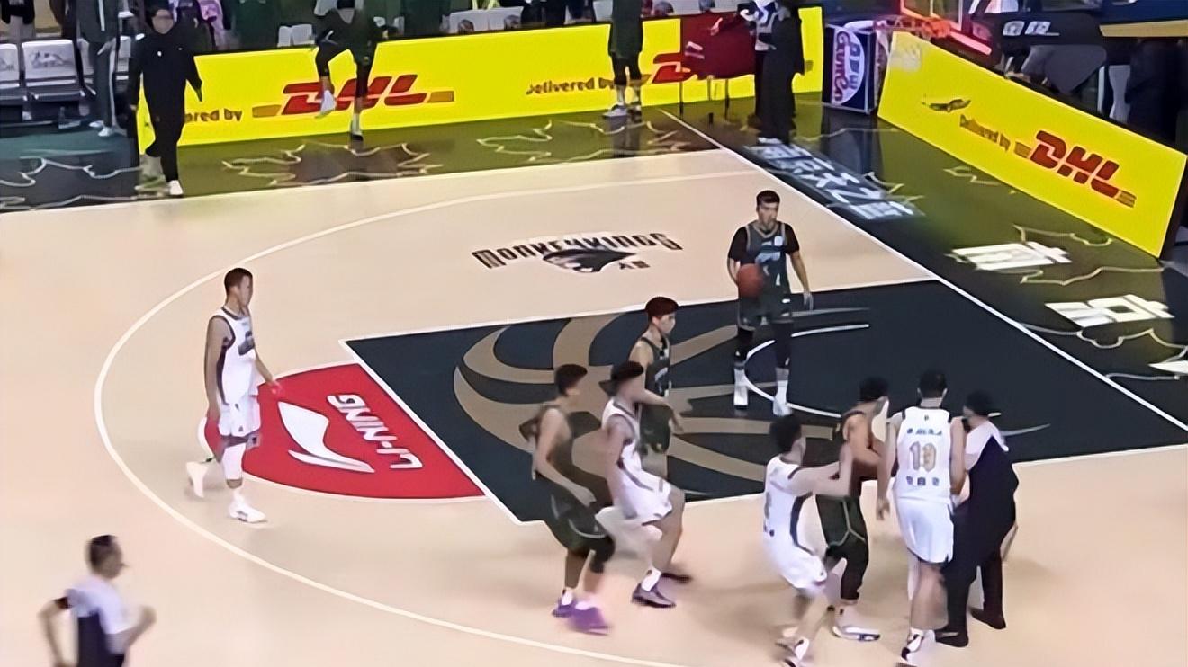 赛后主帅抹眼泪+输32分+遭对手欺负推搡！