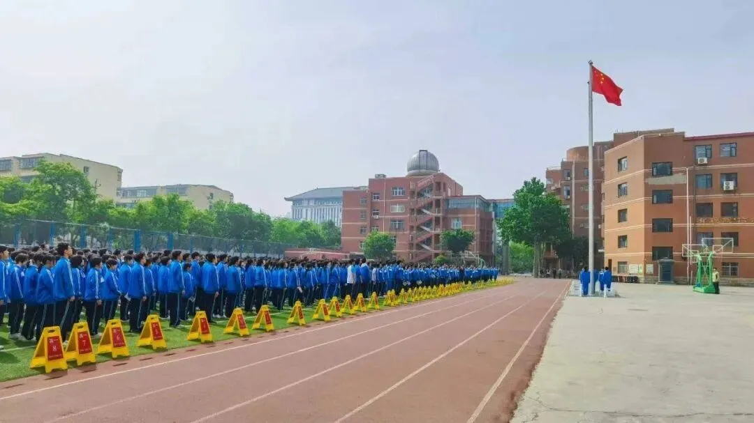 从觉醒到复兴，以青春之名作答——邯郸市第三中学举行 “传承五四精神” 主题升旗仪式