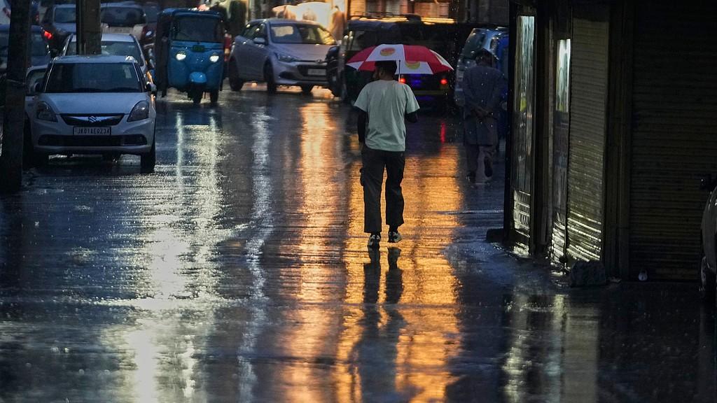 广东暴雨：当"龙舟水"变成"龙吸水"，这座省到底在经历什么？