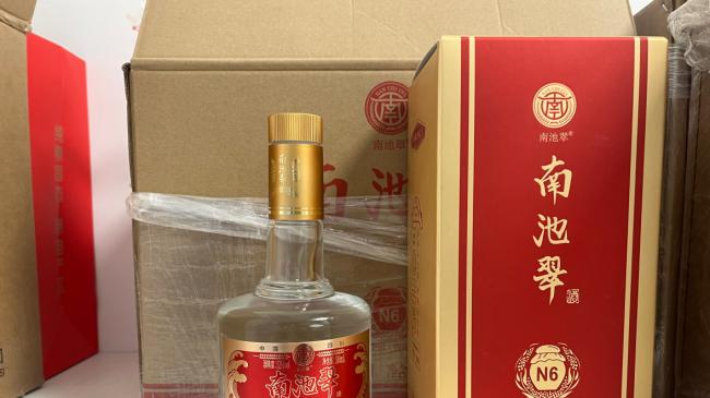 浓香型白酒哪个牌子好喝，四款百元档实测，行家标准