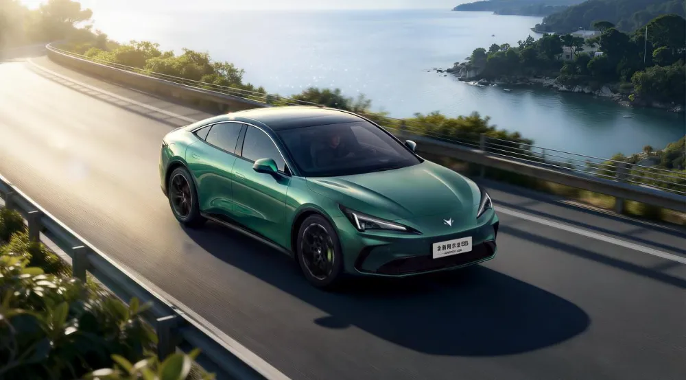 年轻人的第一台轿跑，11万级有城区NOA！极狐全新阿尔法S5开得猛刹得住