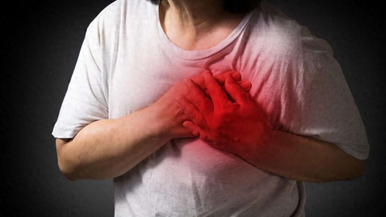 突发胸痛别硬扛，6类人群小心心梗，出现症状3类症状立即拨打120