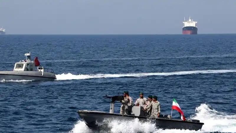 三大航母出击，特朗普底气十足，喊话伊朗赶紧投降