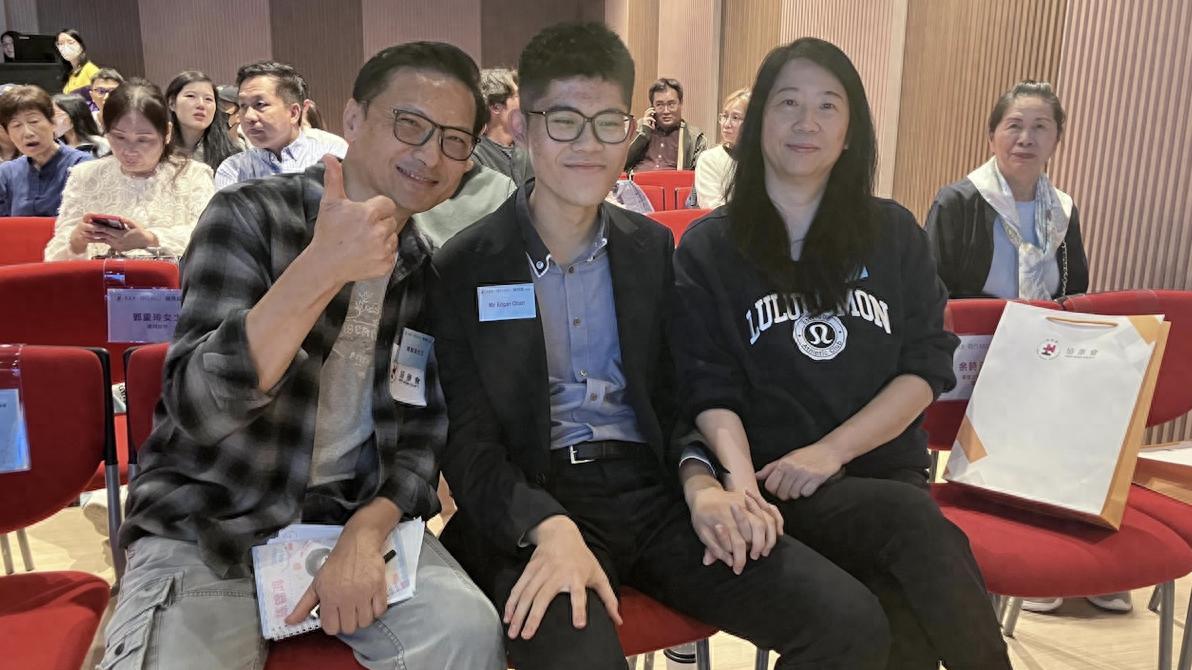 陈锦鸿18岁自闭症儿子罕露脸，公开演出成钢琴家，陈锦鸿一脸自豪