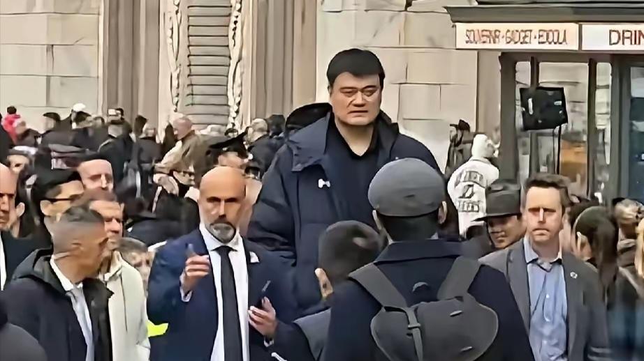 姚明现身米兰冬奥会，传递火炬街头闲逛，外国保镖开道保护