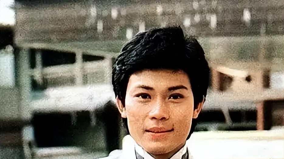 他留下23亿遗产，却没给亲人一分，只交给一个圈外人，这选择背后藏着一段沉默的托付