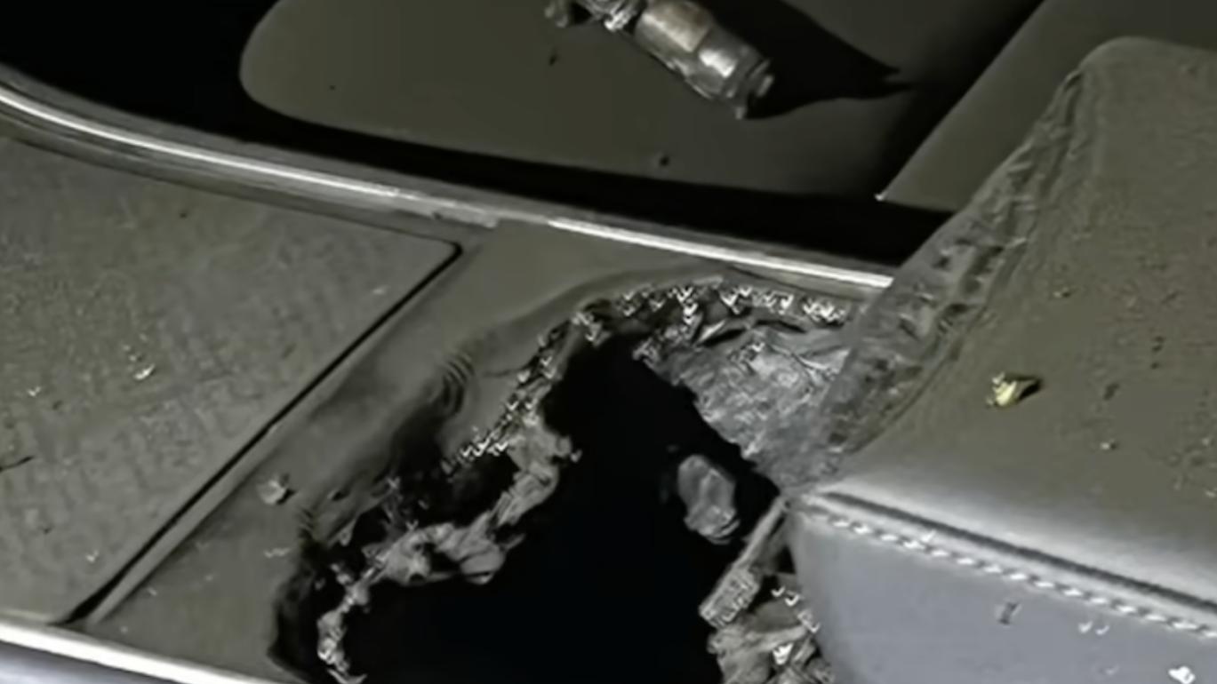 千万别乱放！一个充电宝炸废特斯拉