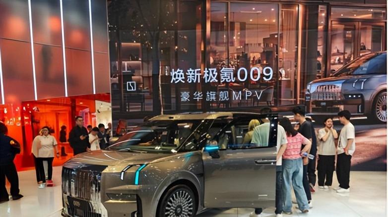 北京车展，极氪国产豪华天花板，安全才是真底气