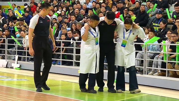 山东大胜获季军！琼斯17分14板3助4帽，主裁重伤离场