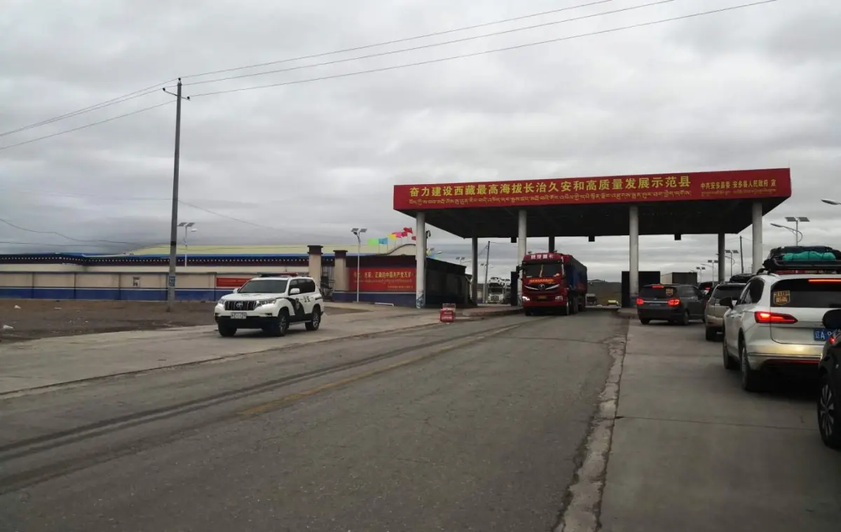 青藏公路一日行，上午的艰苦枯燥（路遇扶贫搬迁）