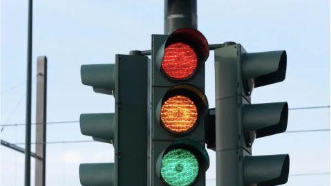 “我按交警指挥通行的，凭什么算我闯红灯？”男子按指挥通过红灯，事后却被处罚，法院判决让人信服！