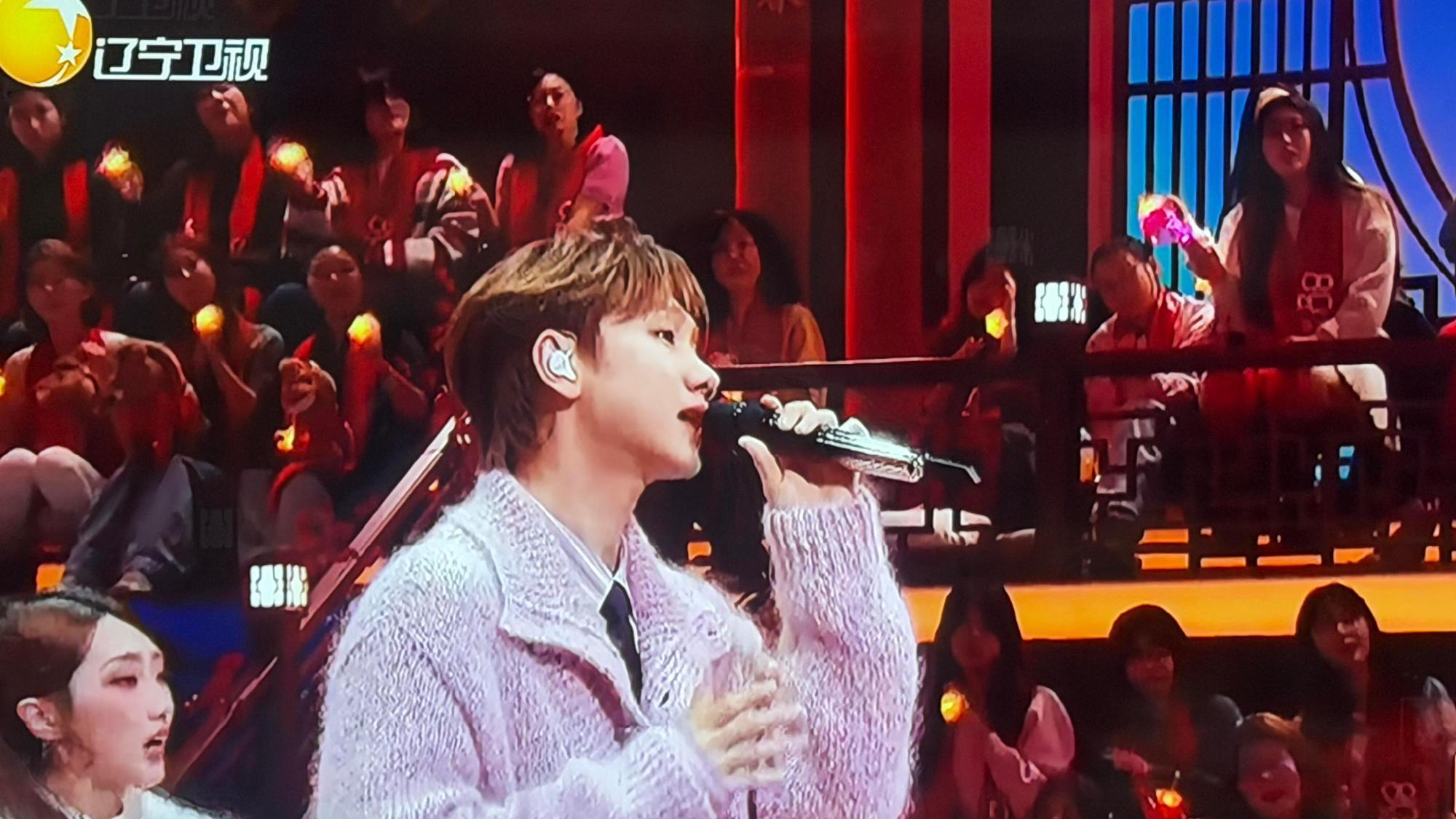 汪苏泷辽宁春晚粉色毛衣：一场关于温柔与家乡的视觉盛宴