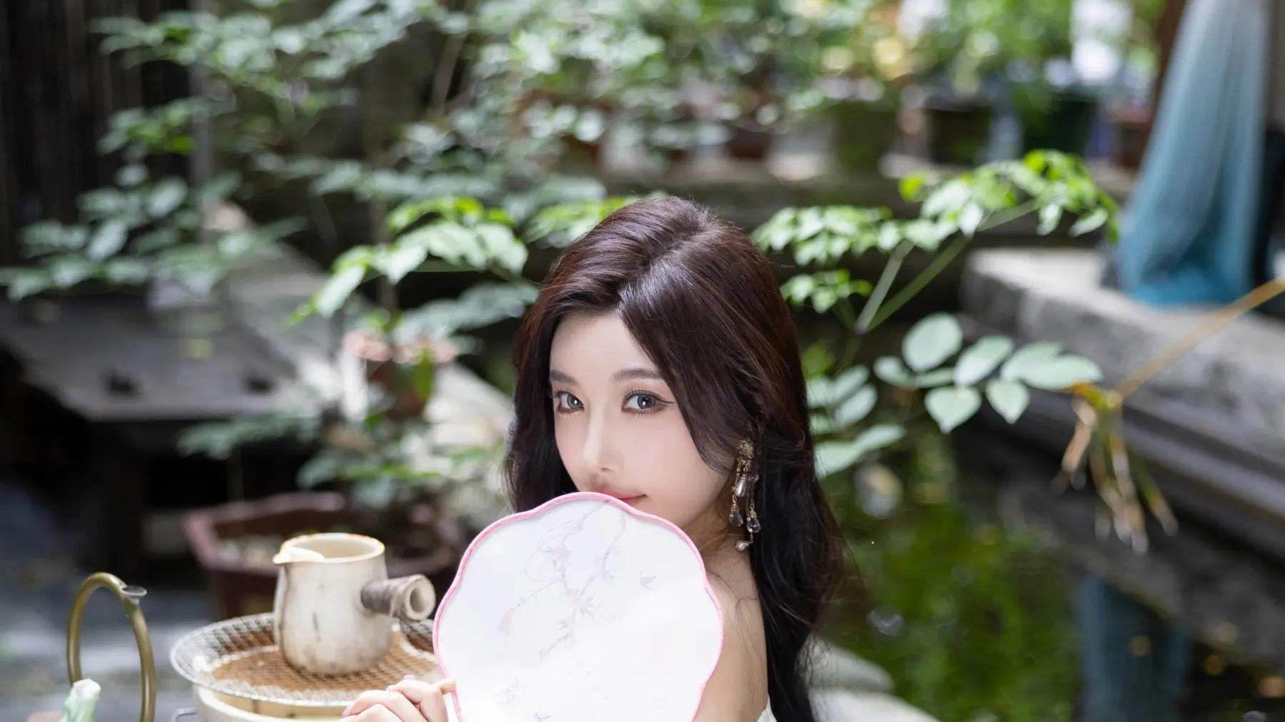 杨晨晨写真｜素衣裹芳华，执扇半遮面，是独属于东方女子的温婉