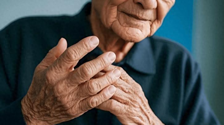 手抖≠帕金森，出现3类信号别忽视，早期做好4点预防