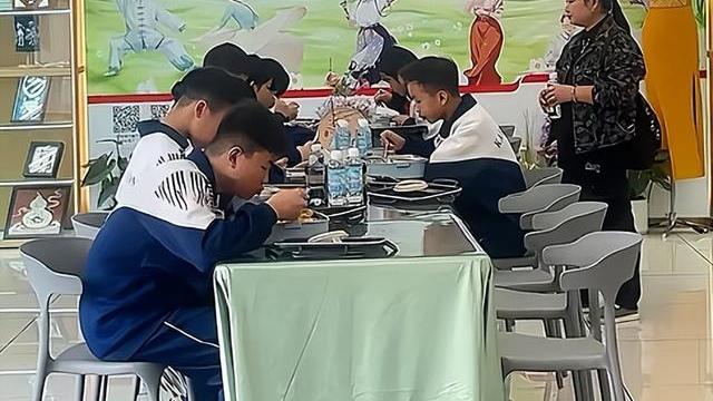 银行暖心收留学生吃饭，难道学校没有学生用餐的地方吗