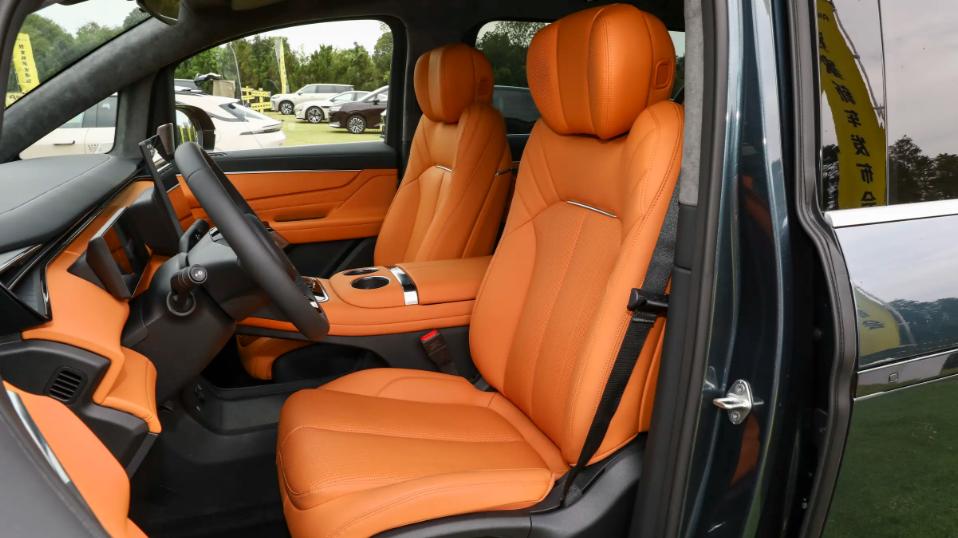 车长超5.3m，银河V900提供八座布局可选，家用商务两不误