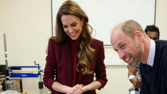 威尔士夫妇新年首合体！凯特穿枣红衣美翻，弯腰和老人握手更亲民