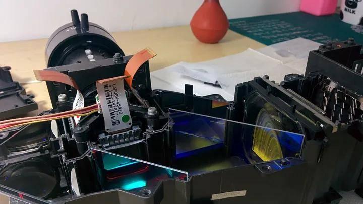 投影有色边怎么办？爱普生、索尼、JVC投影机必备三色面板对齐教程（附隐藏技巧）