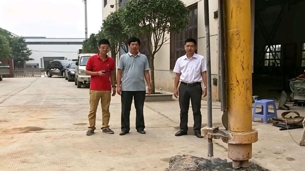 2014年，湖南一男子发明了一款凿岩机，能轻松击碎岩石层