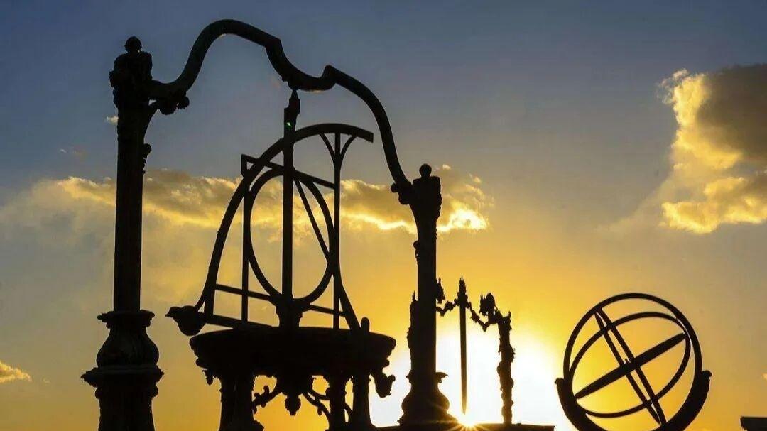 在岁运冲克的年份，应该如何分析运势？