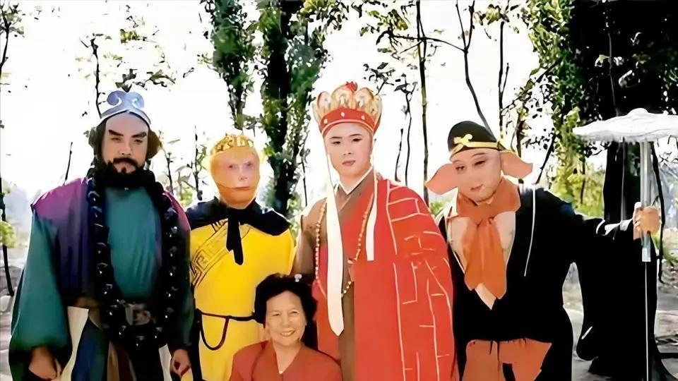 王崇秋给妻子杨洁扫墓！妻子病逝9年，3个继子继女与他不来往