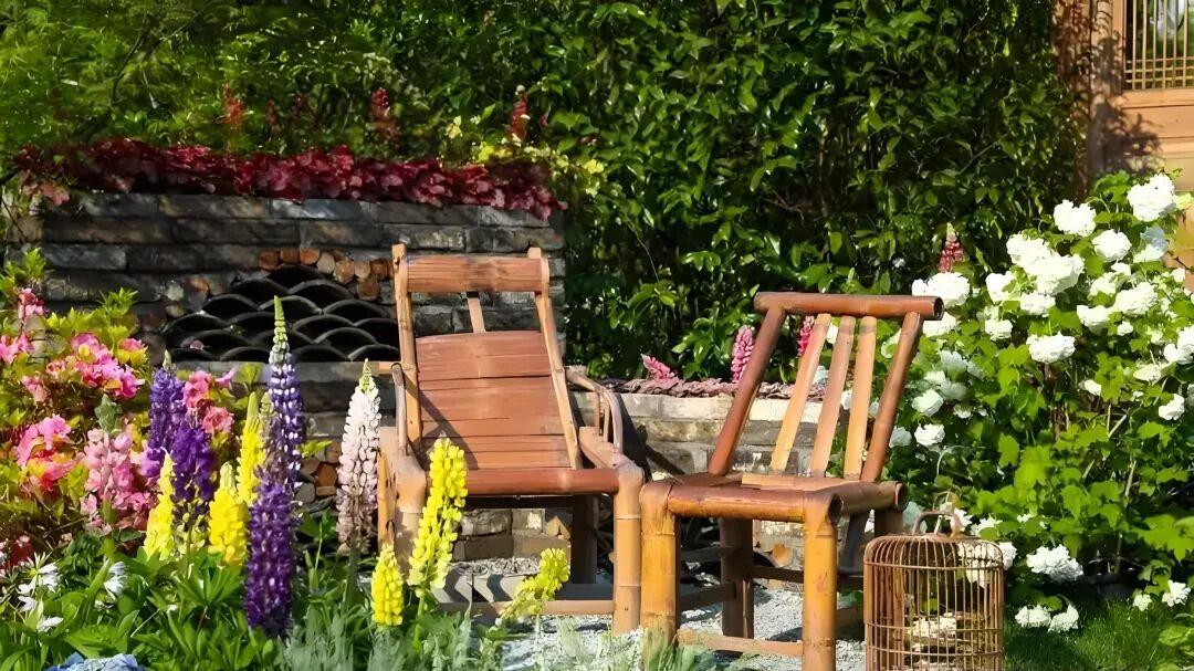 七律·春日檐下羡闲恬