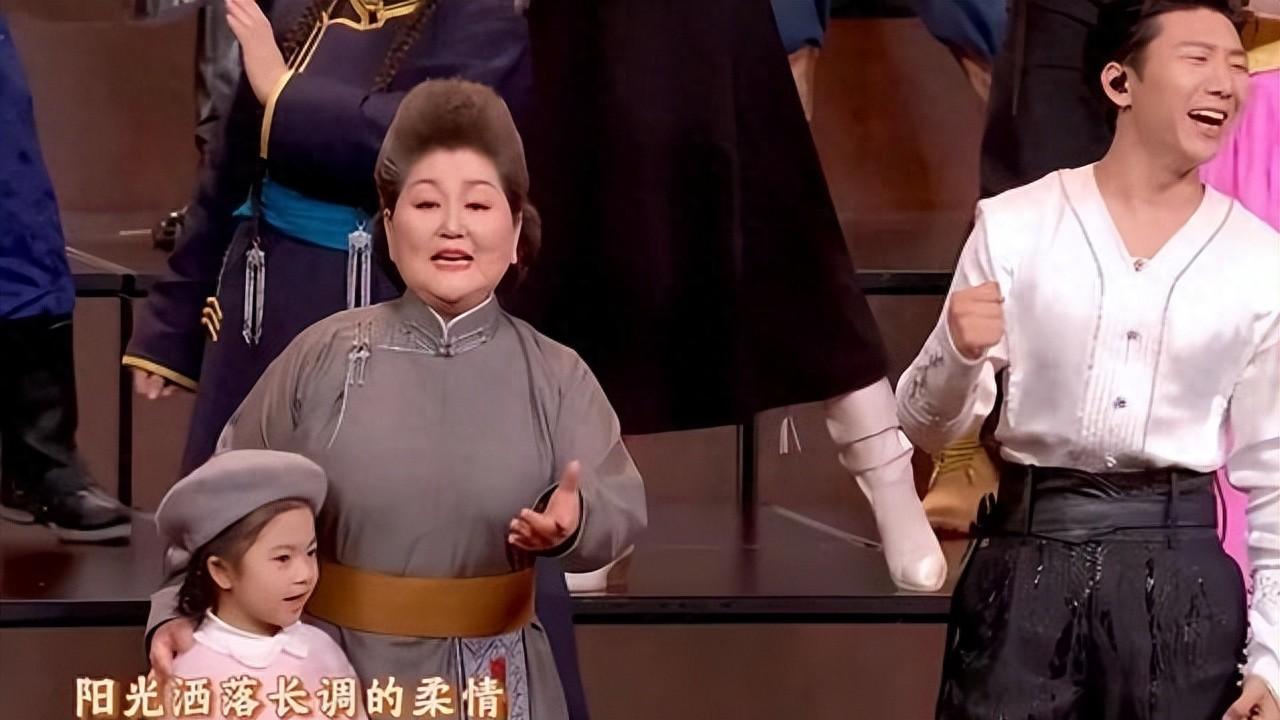吉祥三宝爆红20年，乌日娜再登春晚：丈夫去世女儿远嫁，物是人非
