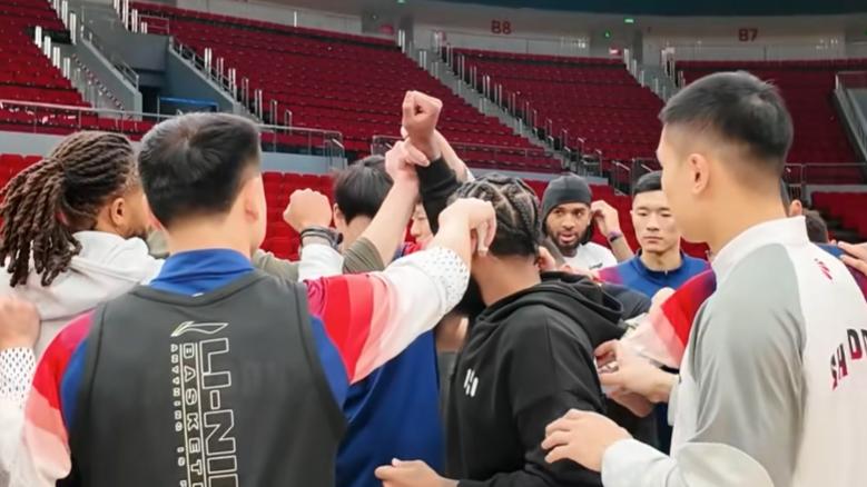 对阵同曦踩场！全员呐喊“家人”，邱彪直指刚冒头，强调团队篮球