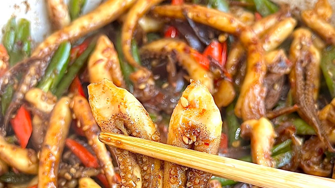 厨房里的"小旋风"：爆炒鱿鱼的魔法时刻