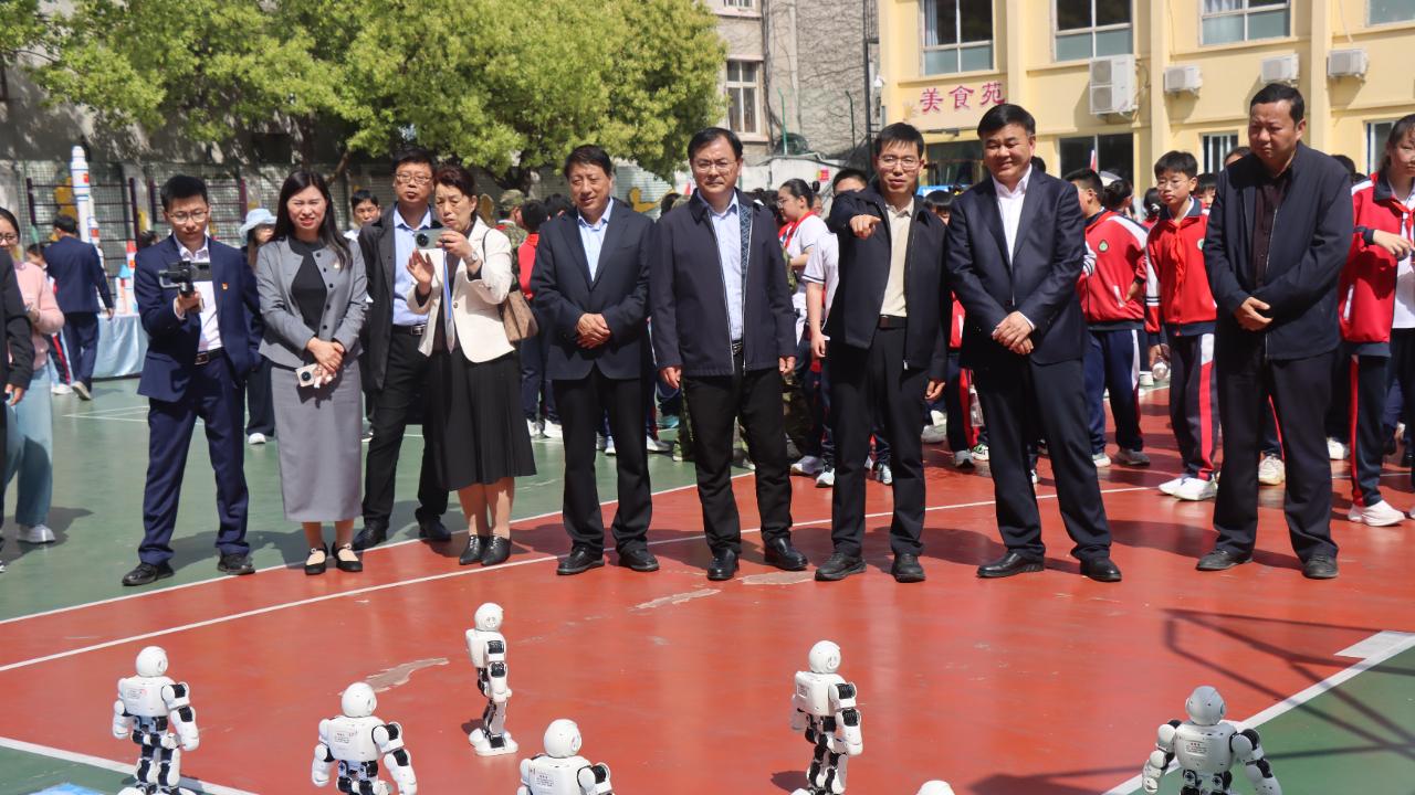 南阳市示范区国防教育观摩学习23小学科技节