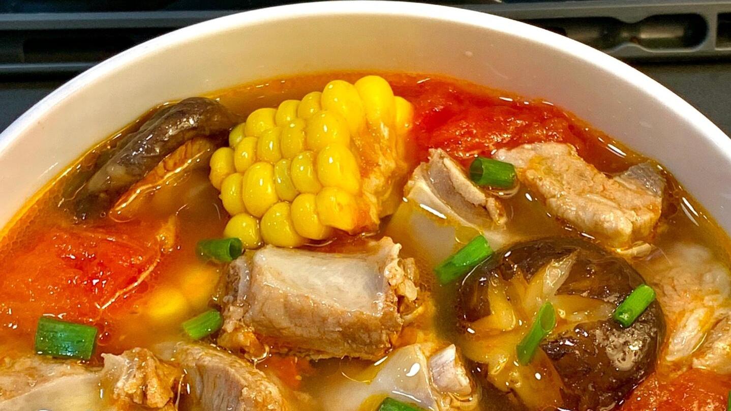 番茄玉米排骨汤：一锅盛满阳光的暖心美味！