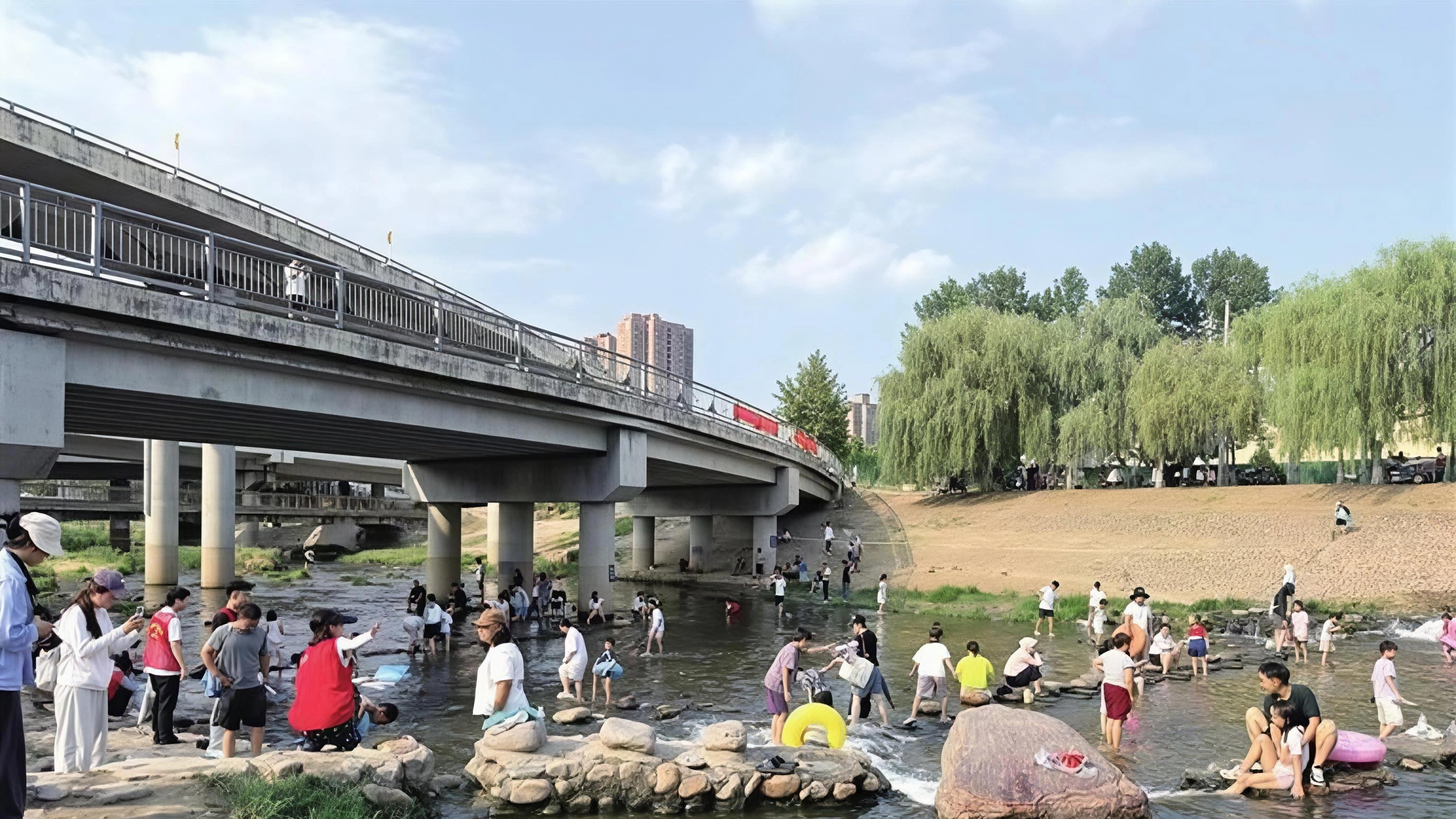 郑州一排污口竟成“儿童嬉水乐园”，凸显北方城市夏日尴尬