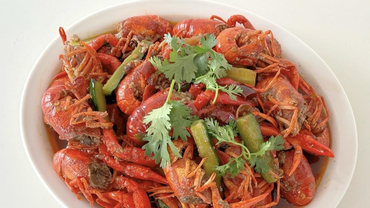 油焖调料炒红油，啤酒焖出鲜嫩虾