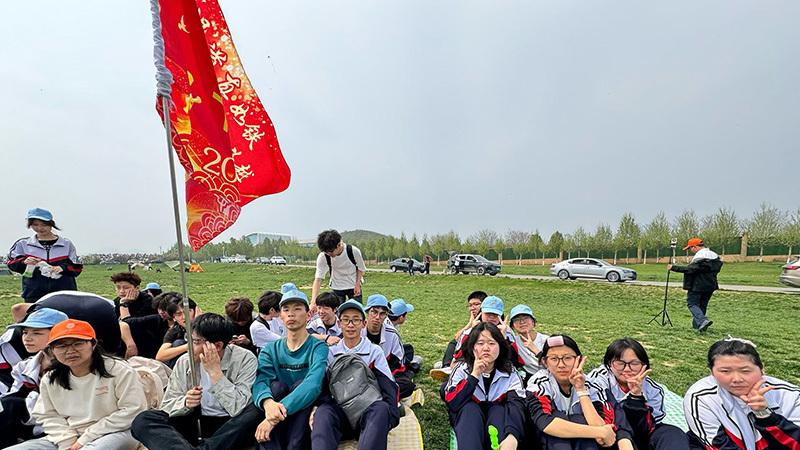 河北外国语学院附属中学师生50华里远足打造沉浸式思政课堂
