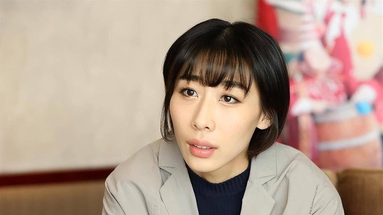 任素汐舞台口碑爆火，逆流发声破局，拒绝女性相互拉踩内卷
