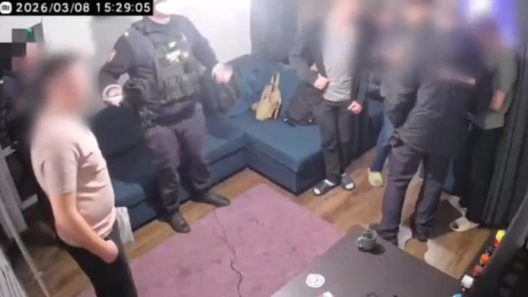 罪犯打游戏时被逮捕，警察把他晾在一边，戴上VR眼镜开始玩了起来