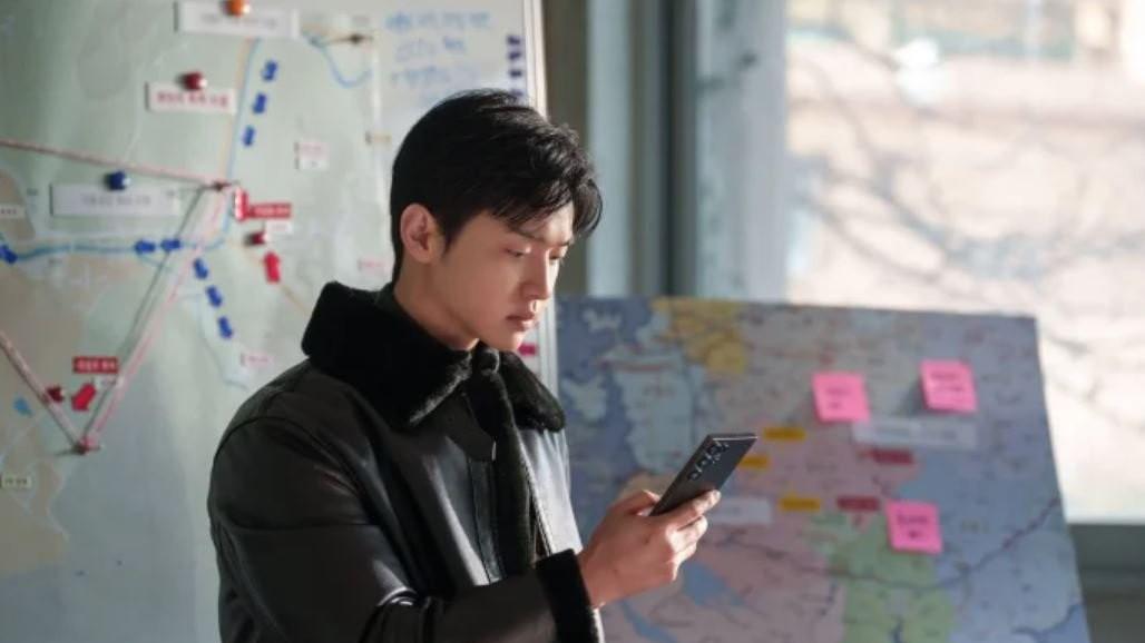 母子对峙解迷局——《螳螂》